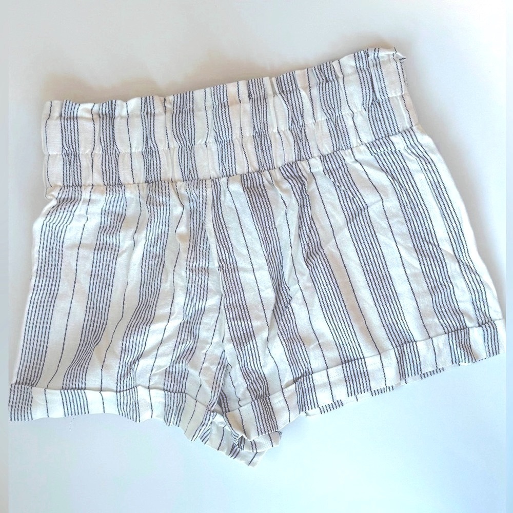 Forever 21 Short Woven Cream/Black
